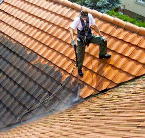 NETTOYAGE ET DÉMOUSSAGE TOITURE - MS TOITURE 31 sur Toulouse : nettoyage toit et protection anti-mousse. Revêtement peinture hydrofuge colorée sur couverture.