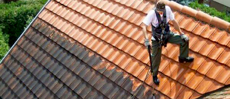 NETTOYAGE ET DÉMOUSSAGE TOITURE - MS TOITURE 31 sur Toulouse : nettoyage toit et protection anti-mousse. Revêtement peinture hydrofuge colorée sur couverture.