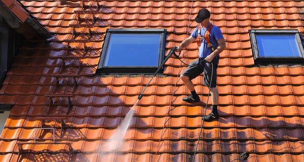 MS TOITURE 31 votre artisan couvreur zingueur et peintre en sur Toulouse : travaux de Couverture, zinguerie, traitement charpente, démoussage et peinture hydrofuge toit, ravalement façade